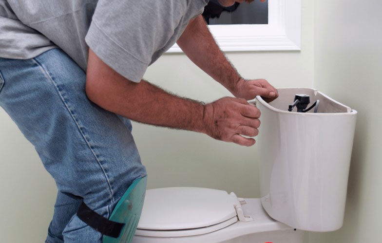 Bồn cầu bị h&uacute;t cạn nước g&acirc;y ảnh hưởng đến sinh hoạt gia đ&igrave;nh
