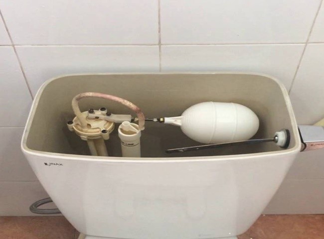 Nước trong bồn cầu bị h&uacute;t cạn  khi xả do phao bị kẹt/ hỏng