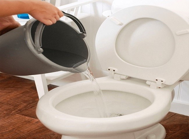 Đổ mạnh x&ocirc; nước v&agrave;o để kiểm tra xem bồn cầu thiếu hơi hay kh&ocirc;ng