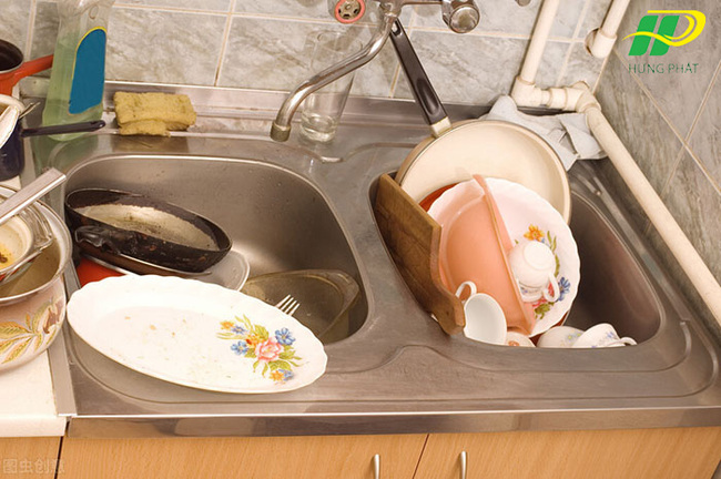 ​Dầu mỡ t&iacute;ch tụ l&agrave;m nước bị &ocirc; nhiễm