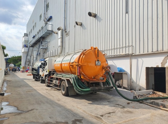 Dịch vụ cho thu&ecirc; xe bồn chở b&ugrave;n vi sinh Tiền Giang