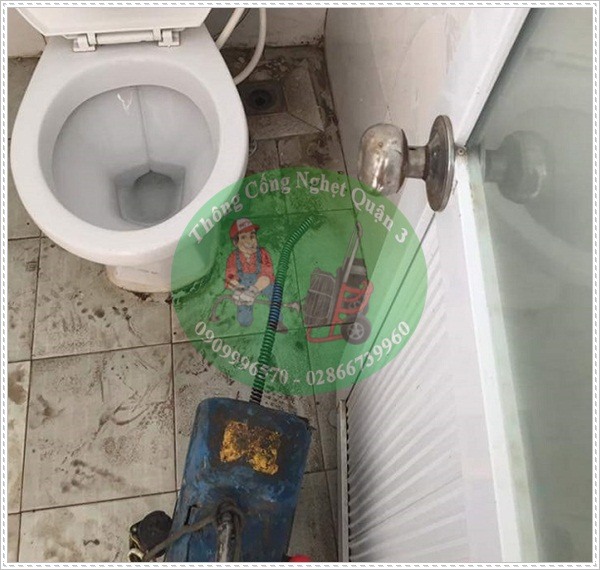 Sử dụng bột vi sinh thông bồn cầu nghẹt