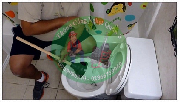 Bồn cầu dội nước có mùi hôi khó chịu