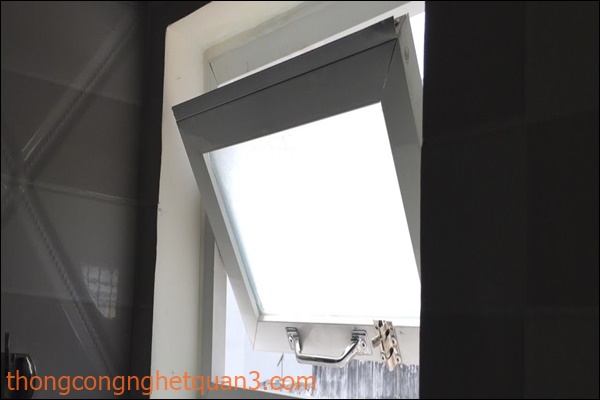 Khử m&ugrave;i nh&agrave; vệ sinh bằng c&aacute;ch mở cửa th&ocirc;ng gi&oacute;