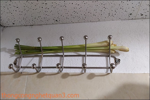 Khử m&ugrave;i h&ocirc;i nh&agrave; vệ sinh bằng c&aacute;ch treo sả